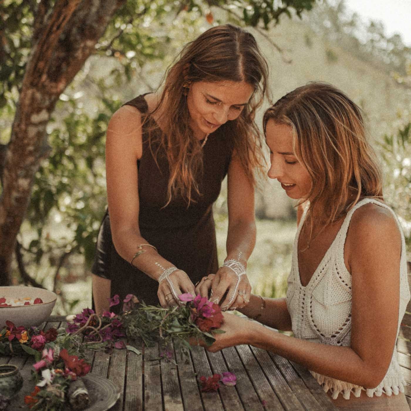 Girls crafting at Habitat Algarve